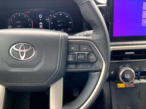 Used 2025 Toyota Tacoma Limited AWD/4WD image 25