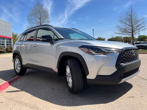 Used 2025 Toyota Corolla Cross LE image 4