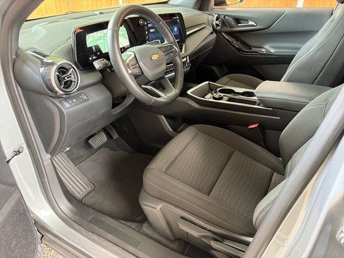 Used 2026 Chevrolet Equinox LT FWD image 2