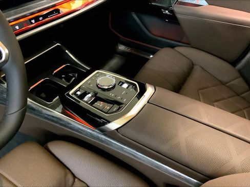 Used 2025 BMW 760i xDrive image 17