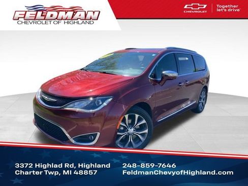 Used 2018 Chrysler Pacifica Limited w/ Tire & Wheel Group FWD image 1