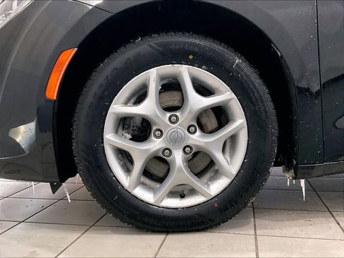 Used 2020 Chrysler Pacifica Touring-L image 7