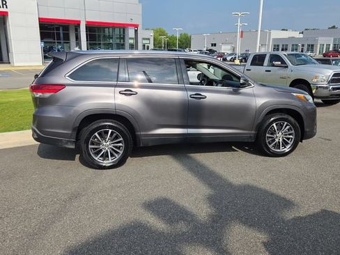 Used 2019 Toyota Highlander XLE FWD image 13