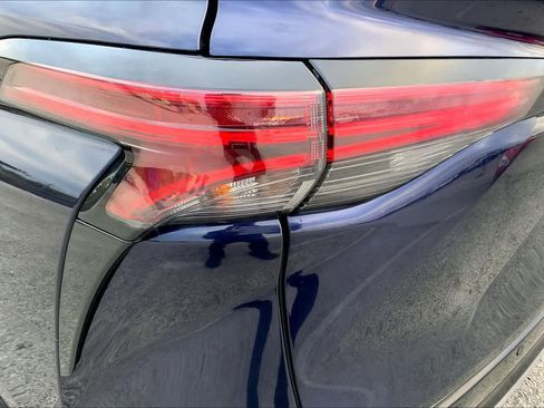 Used 2022 Toyota Sienna Platinum image 27