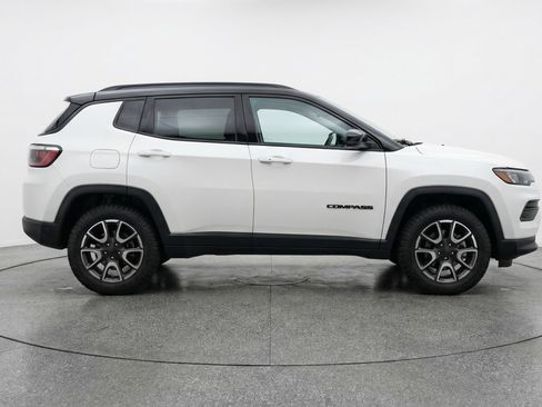 Used 2025 Jeep Compass Trailhawk AWD/4WD image 11