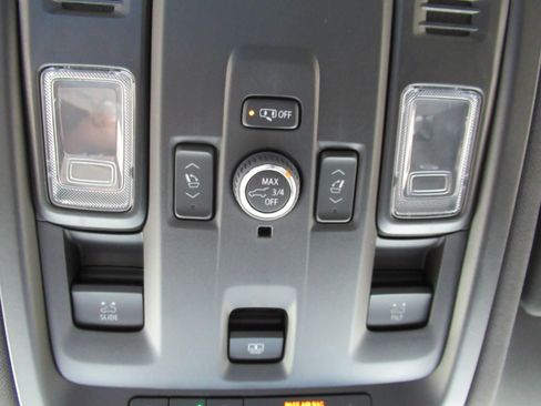 Used 2025 Chevrolet Suburban Z71 w/ Comfort Package AWD/4WD image 31