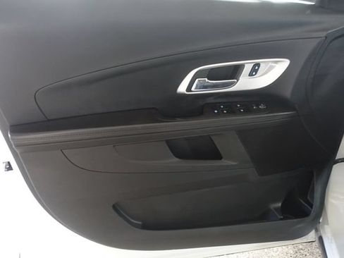 Used 2017 Chevrolet Equinox LT w/ Convenience Package FWD image 9
