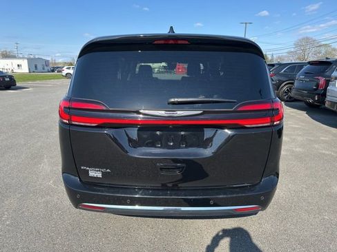 Used 2025 Chrysler Pacifica Select FWD image 6