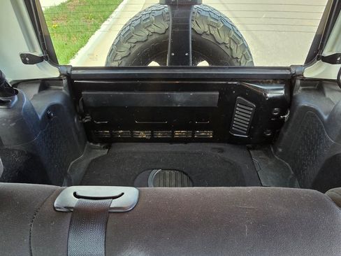 Used 2015 Jeep Wrangler Unlimited Rubicon w/ Connectivity Group image 29