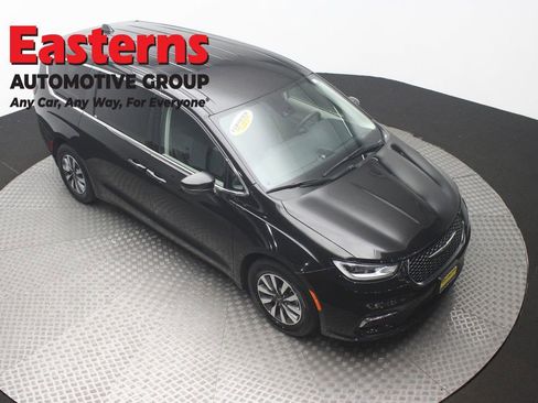 Used 2023 Chrysler Pacifica Touring-L image 3