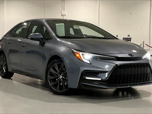 Used 2024 Toyota Corolla SE image 2