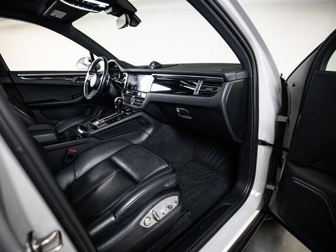 Certified 2023 Porsche Macan AWD/4WD image 28