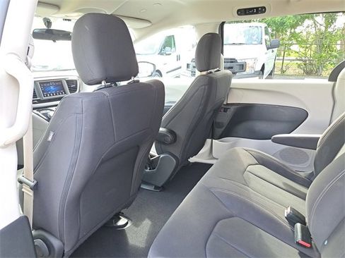 Used 2020 Chrysler Voyager L image 10