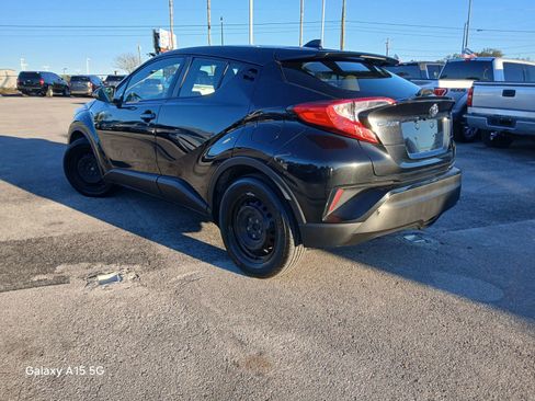 Used 2020 Toyota C-HR LE FWD image 3