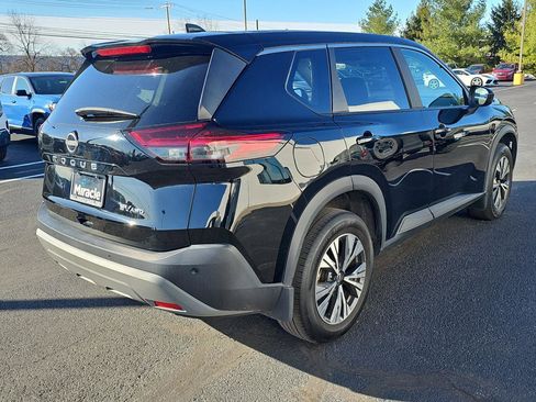 Used 2023 Nissan Rogue SV image 2