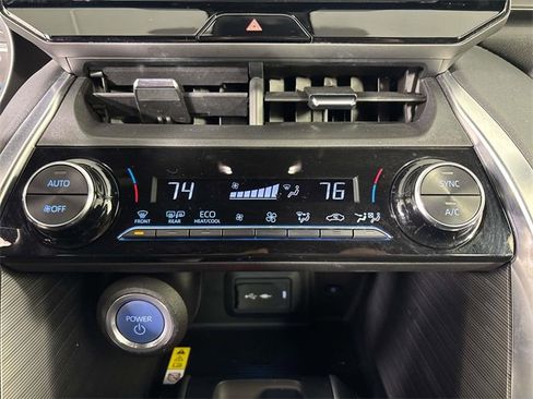 Used 2022 Toyota Venza XLE image 19