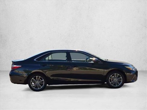 Used 2015 Toyota Camry SE w/ Moonroof Package FWD image 3
