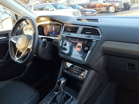 Used 2022 Volkswagen Tiguan SE w/ Panoramic Sunroof Package image 30
