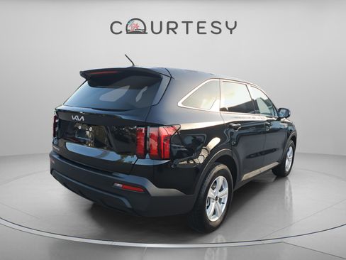 Certified 2023 Kia Sorento LX image 3