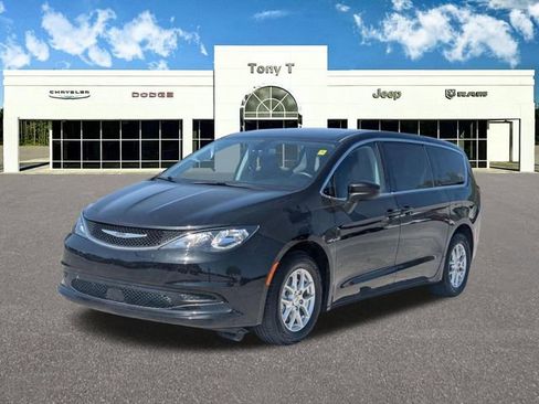 Used 2021 Chrysler Voyager LX FWD image 2