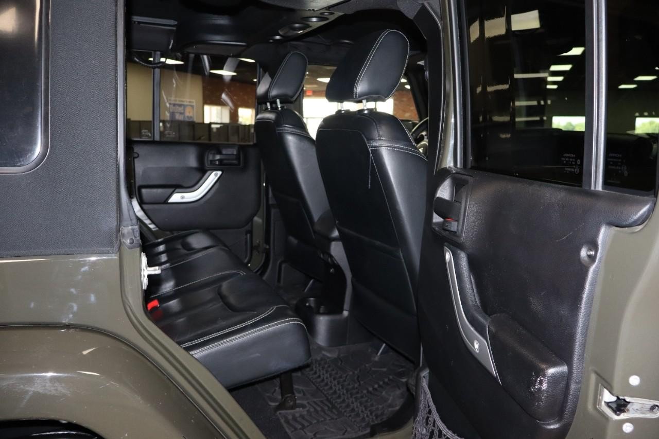 Used 2015 Jeep Wrangler Unlimited Sahara w/ Connectivity Group AWD/4WD image 24