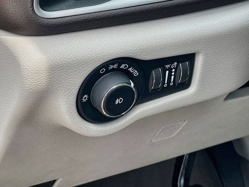 Used 2020 Chrysler Pacifica Touring-L Plus w/ Advanced Safetytec Group FWD image 10
