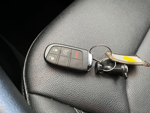 Used 2025 Jeep Compass Limited image 22