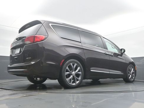 Used 2018 Chrysler Pacifica Limited image 51