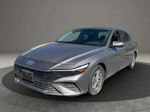 Used 2024 Hyundai Elantra SE FWD image 1
