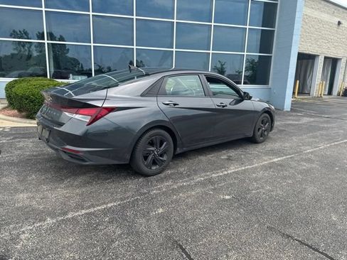 Used 2022 Hyundai Elantra SEL w/ Convenience Package FWD image 3