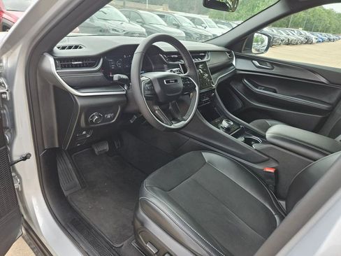 Used 2025 Jeep Grand Cherokee Altitude AWD/4WD image 13