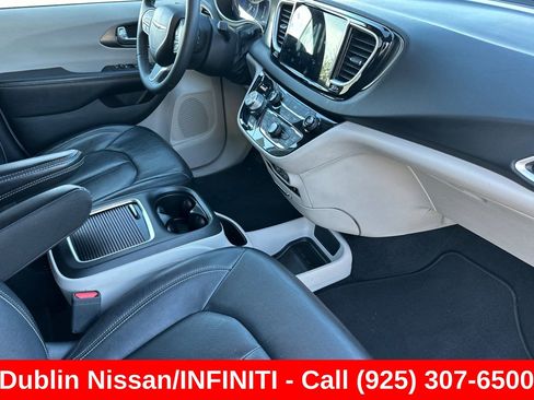 Used 2022 Chrysler Pacifica Touring-L FWD image 19