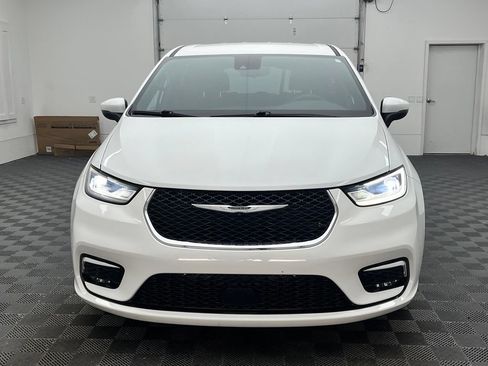 Used 2023 Chrysler Pacifica Touring FWD image 14