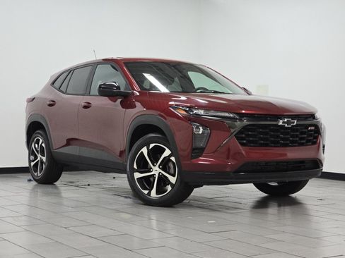 Used 2024 Chevrolet Trax RS FWD image 2