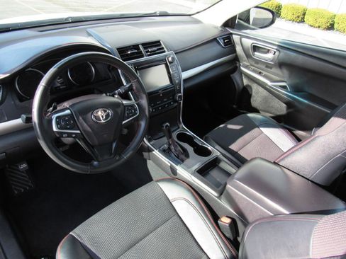 Used 2017 Toyota Camry SE w/ Moonroof Package image 15