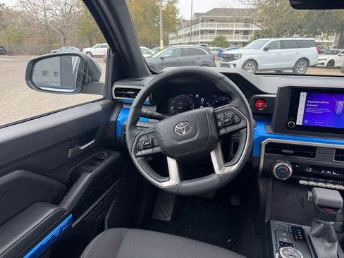 Used 2025 Toyota Tacoma TRD Off-Road image 33