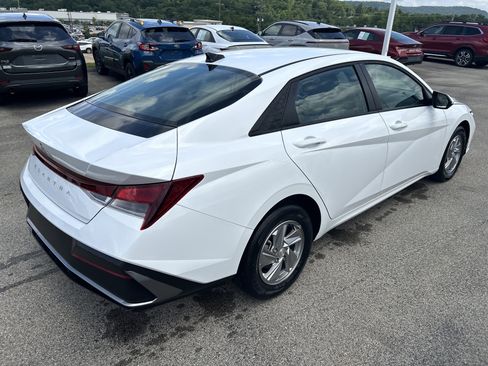 Used 2025 Hyundai Elantra SE FWD image 3