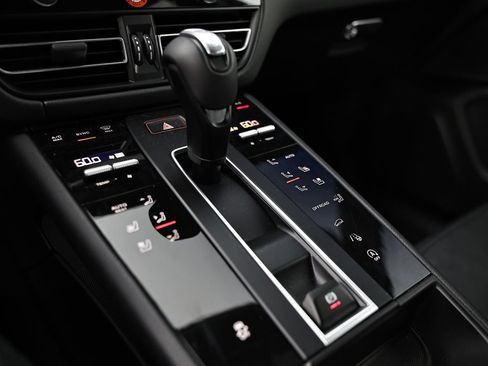 Certified 2026 Porsche Macan AWD/4WD image 39