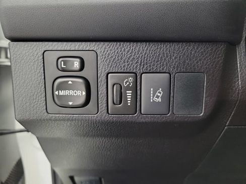 Used 2018 Toyota RAV4 LE AWD/4WD image 31