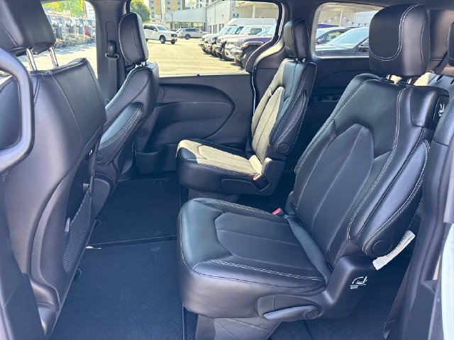 New 2027 Chrysler Pacifica Select AWD/4WD image 14