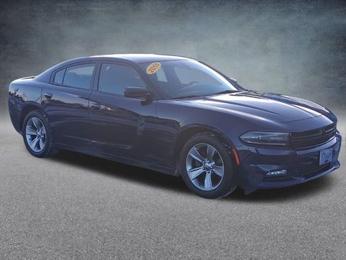 Used 2015 Dodge Charger SXT image 3
