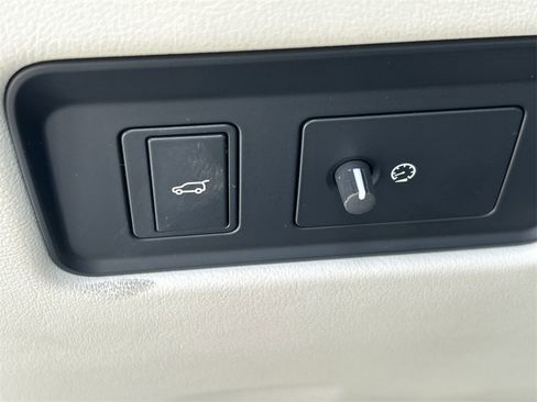 Used 2024 Jaguar F-PACE R-Dynamic S image 30