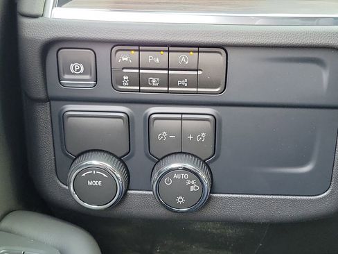 New 2026 Chevrolet Suburban LS image 13