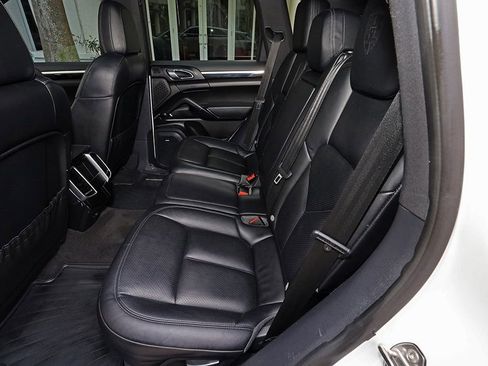 Used 2018 Porsche Cayenne Platinum Edition image 28