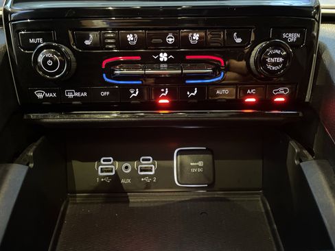 Used 2025 Jeep Grand Cherokee Limited w/ Luxury Tech Group II image 29