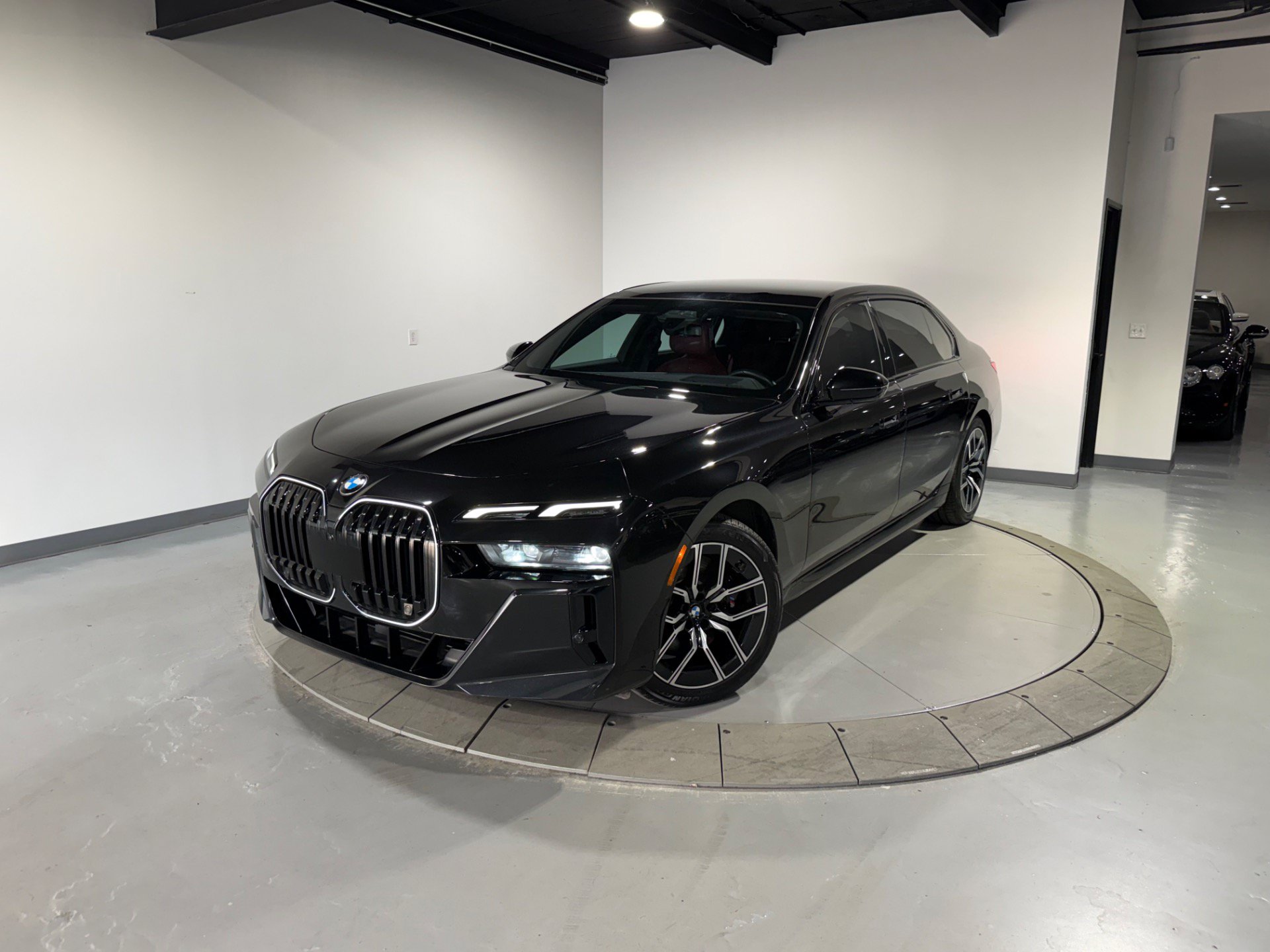 Used 2024 BMW 740i xDrive AWD/4WD image 3