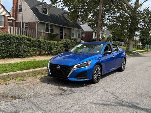 Used 2025 Nissan Altima 2.5 SV FWD image 2