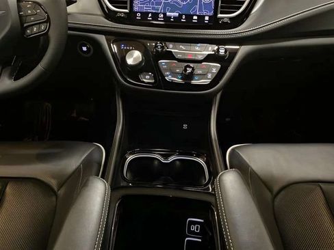 Used 2026 Chrysler Pacifica Limited w/ S Appearance Package FWD image 14