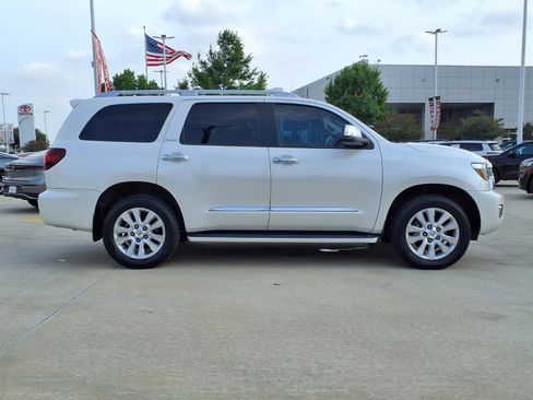 Used 2020 Toyota Sequoia Platinum RWD image 4