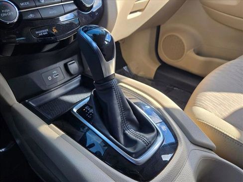 Used 2019 Nissan Rogue SV image 12